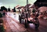 Cleaning of the house at 20 Černovírská Street after the flood in 1997