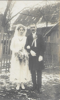 Dědeček a babička Frankovi z matčiny strany, svatební fotografie 1920