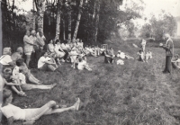 Tatínek Karel Kaňák (vpravo) při exkurzi v Arboretu Sofronka pravděpodobně v roce 1994