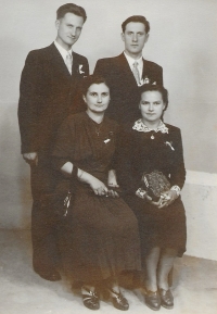 Maminka Anna Josefa Nováková vpravo se sourozenci, asi 1960