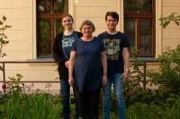 Milena Markusová po natáčení se svým vnukem (vlevo) a jeho bratrancem