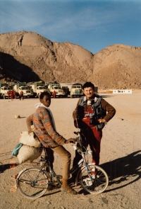 With a native in Hassi El Gara, where drivers drive five times counterclockwise around the chapel to happily cross the Sahara