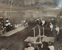 Gymnastická exhibice, budova Sokola v New Yorku, 1940