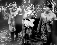 Marie Provazníková, trenérka československých gymnastek, držitelek zlaté medaile z olympijských her v Londýně v roce 1948, pozdější emigrantka, obyvatelka New Yorku, mentorka Normy Zabka. Fotografie je pořízena během všesokolského sletu v Praze v roce 1948.