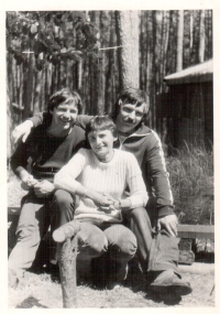 Milena Markusová (uprostřed) s bratry, Sycherák, rok 1972