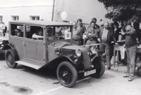 Milan Pavlů (druhý zprava) na Rallye v Českém Dubu, 1973