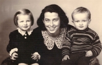 Pavla Dostálová s bratrem a matkou, první polovina 50. let 20. století