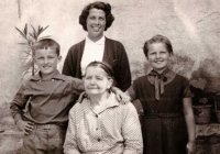 Pavla Dostálová s bratrem, matkou a babičkou. Polovina 50. let 20. století