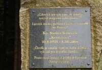 Pamětní deska na Borůvkové hoře na polsko-české hranici připomínající kněze Stefana Witczaka, který působil v kostele v Bielicích a pomáhal při tajné činnosti Polsko-československé solidarity v 80. letech