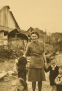 Anežka Weissová (Veselá) with her children in front of the barn in Stara Tura, Slovakia, where they lived during the war