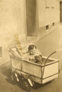 Tomáš Veselý in front of the barn in Stará Tura, Slovakia, where they lived during the war