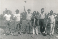 Marwan Alsolaiman (uprostřed) na brigádě při kurzu českého jazyka pro cizince, Dobruška, 1983