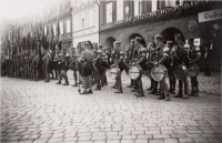 Členové Hitlerjugend na náměstí v Jaroměři, chystají se na cestu do Norimberku 2. srpna 1939