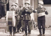 František Brouk (s bubnem) v armádní kapele na vojně v roce 1958