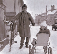 František Brouk with his son in Jaroměř on the square in 1967