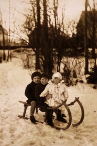 Jaroslav Pechman ml. (uprostřed) se sestrou Milenou (vepředu) v zimě roku 1932