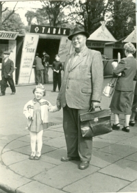 Lenka Nováková s dědečkem na výstavišti v Ostravě, cca 1955