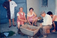 Zleva maminka, sestra Katka, tatínek, asi 1975