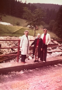 Výlet do Strážného s maminkou a babičkou, cca 1975