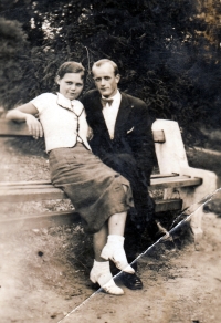 Rodiče Evy Žejdlíkové Marie a Alois Hlouškovi, asi 30. léta