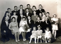 Novomanželé Eva a Josef Žejdlíkovi s rodinami, 1961