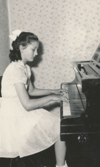 Marie at the piano, Sokolov, 1961