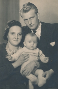 Witness with her parents Marie and Jan, 1947