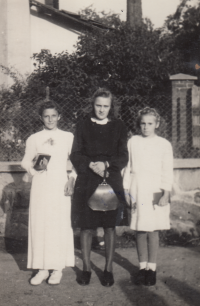 Sister Marie in the middle, photo from 1959, she died in 2010