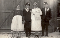 Václav Merhaut and his wife standing in the middle, Gerník, 1971