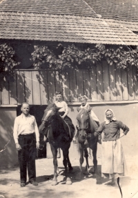 Siblings Václav and Anna Merhaut with their parents, Gerník, first half of the 1960s