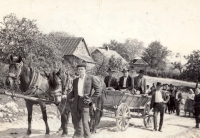 Před odchodem na vojnu, brance sváželi na vozech do Nové Moldavy, Gerník, květen 1970