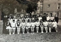 Třídní fotografie ze Střední všeobecně vzdělávací školy, 2. ročník (Alexander stojí zcela vpravo, spolužačka Hana Špičková Juptnerová čtvrtá sedící zprava), Vrchlabí, 1969