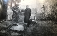 The grandmother of the witnes (left) with her sister Berta, who came to visit after 12 years from Saxony in the GDR, Vrchlabí, 1957