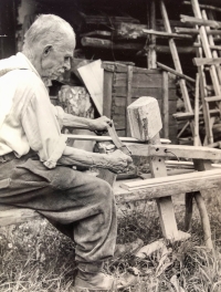 František Karel Pacholík při výrobě šindelů (60. léta)