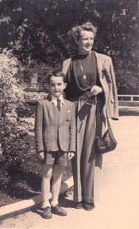 Giorgio Savo walking with his mother, Merano, 1949