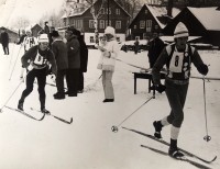 Mistrovství ČSR v SZBZ v Harrachově, Karel Vrána předává štafetu Jaromíru Trejbalovi v roce 1973