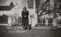 Mum in front of the monument to fallen heroes in Buk, 1941