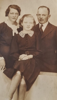 Milena Ledvinková with her parents during World War II, 1942