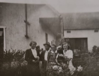 Milena Ledvinková with her family after the war, 1945