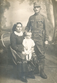 Prarodiče Hažmukovi s otcem Pavly Dostálové Františkem Hažmukou (na klíně), 1915