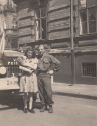 Mum Marie Hovorková, née Belzová, in Pilsen with a soldier of the American Liberation Army