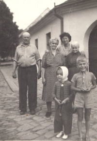Dad, mother and sister of the winess with "auntie" (right), who worked as a cook at the Vyškov castle, in the foreground the children of the witness's brother