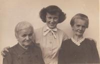 On the left is the aunt of the witness Marie, who cooked at the Vyškov castle.  In the middle, the sister of the witness next to the mother of the witness (right)