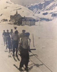 František Příhoda (in front) in 1949 with a group of skiers on the ski lift in Sankt Anton