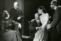 During rehearsals of Vassa Železnovová, 1971, from left Netta Deborská, set designer Zbyněk Hloch, Oto Ševčík, Monika Švábová, Artuš Rektorys