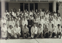 Profesor Josef Melnick - vedoucí oddělení virologie a jeho tým na Baylor College of Medicine