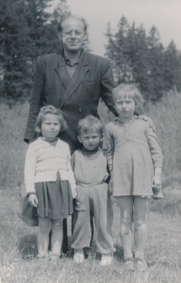 Tomáš Finger with his father and sisters Vera (right) and Hana in 1958