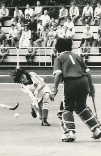 Alena Mejzlikova scores a goal to beat India 2-1 at the 1980 Summer Olympics in Moscow