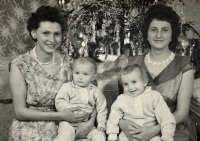 Anna Kuglerová with her sister Alžbieta Odziomková and her eldest daughters Anička and Bětka