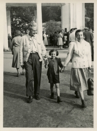 Anna s rodiči Lenkou Reinerovou a Theodorem Balkem kolem roku 1954